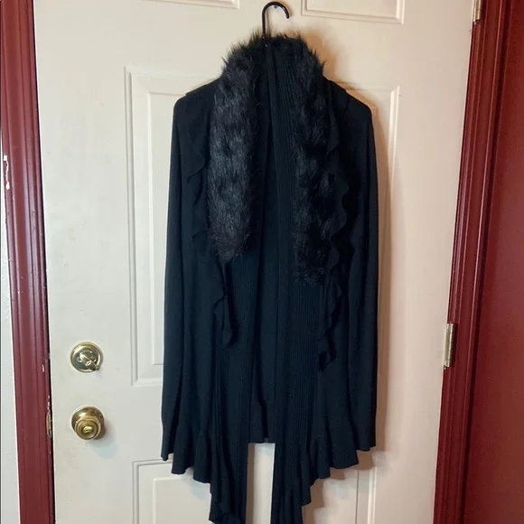 Chic Black Cardigan with Faux Fur Collar - Picture 6 of 7